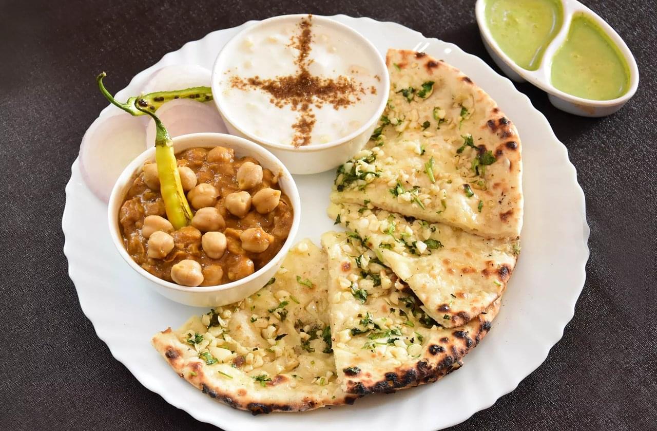 Cheese Kulcha With Chole